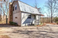 Joye's Barnhouse Retreat-Close to Pigeon Forge Attractions, Parkway, and Outlets Hotels near The Little Chateau