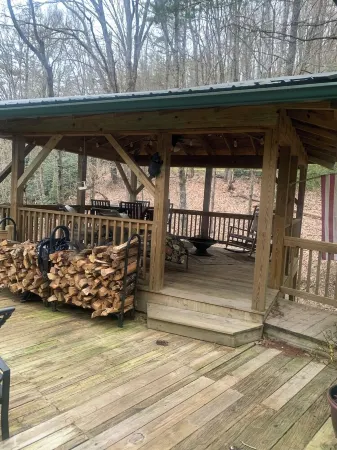 Walk to Waterfalls!  Cozy All Seasons Highlands Cabin 6 min to Town Отели рядом с достопримечательностью «Трейлхед фор Йеллоу Маунтин Трейл»