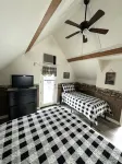 Peaceful & Serene  🦌 Cozy Hillside Cabin  ☀️ Koi Pond 🐸 Pet Friendly 🐕