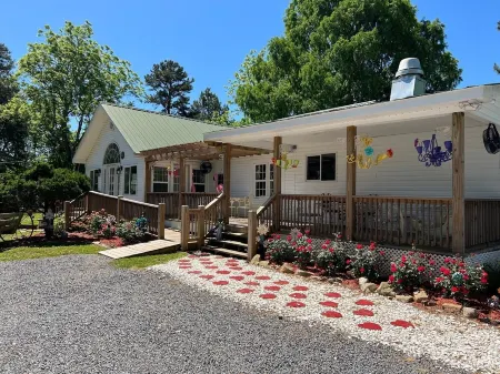The Royal Suite at The Hatter Cafe and Country InnBreakfast included
