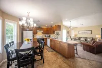 2BR/2Bth, walking to Holiday World. Outdoor grilling area. Family Friendly!! Hotel a Spencer County