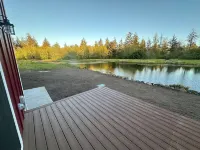 Gorgeous cabin, secluded fishing pond, swimming, paddling. Central for Daytrips!