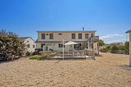 Original Cape set between the Beach and the Bay Отели рядом с достопримечательностью «Island Massage»