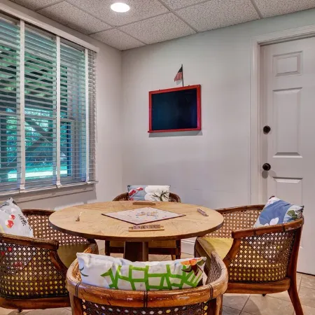 TWO BLOCKS FROM MAIN ST 5 BDRM/ 3 BA, WiFi. HD.