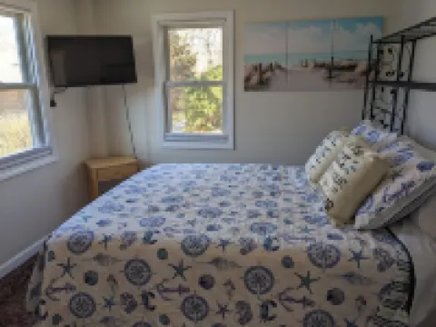 Lakefront retreat w/ deck, dock, sandy beach, 4 watercraft, <6 mins to 2 beaches 奧爾良酒店