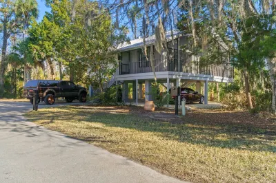 Stilted home on private peninsula. Close to restaurants, boat ramps