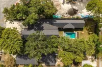 Luxury Escape in Austin’s Iconic Bouldin Creek Perfect Location + Private Pool!