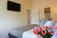 *NEW CONSTRUCTION* Sun Splashed 2b King bed w/pool by LAX, beaches, Disneyland.