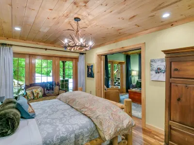 KnightFall-Luxury Cabin w/Waterfall in Backyard, Pet-Friendly, Private, Stunning