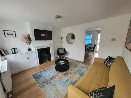 Historic Charm Meets Modern Comfort – Perfect Base in Colchester