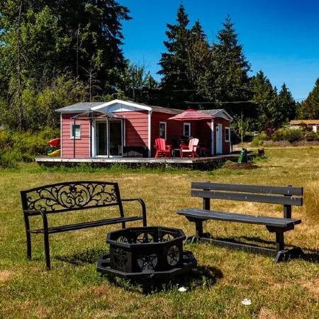 Peaceful Beachfront Cottage - Large Deck & Fire Pit - Gorgeous Views & Wildlife
