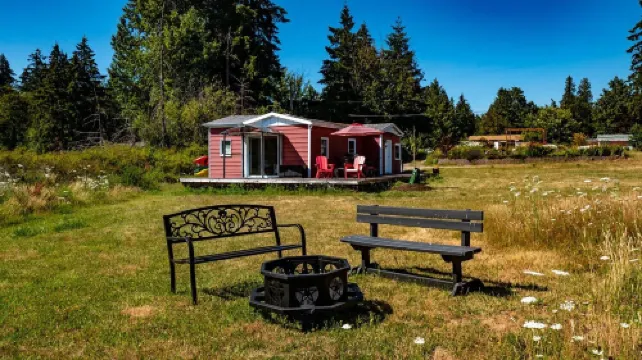 Peaceful Beachfront Cottage - Large Deck & Fire Pit - Gorgeous Views & Wildlife