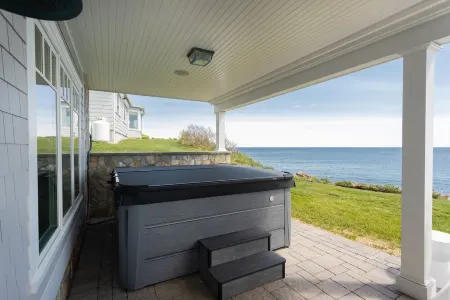 Luxurious Oceanfront Property: A Cruising Feeling Awaits You ! Отели рядом с достопримечательностью «Лонг Сандс Бич»