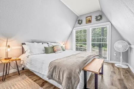 ★Hilltop Wooded Bliss♥ - Secluded Near Lake Fenced