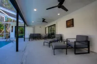 Newly Remodeled! Pool home near Siesta Beach! - 3 ดาว
