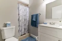 Lovely 1 Bedroom Steps from the Beach