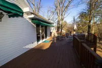 A quiet mountaintop retreat with all the comforts of home!