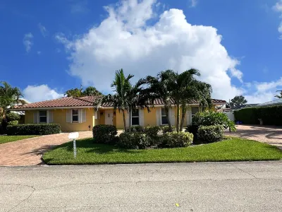 Coastal Casa~Walk to Beach~Pet Friendly~Boat & Golf Cart Rentals~3BR/2Bath