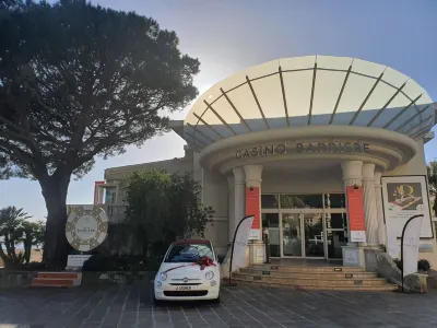 Quiet garden-level apartment with sea view Hotels near Ste Maxime