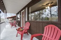 Bluebird Cottage - Hot Tub - Pool - Coffee - Fire Pit - less than 1 mile to SDC! Hotel a Sunset Cove Township