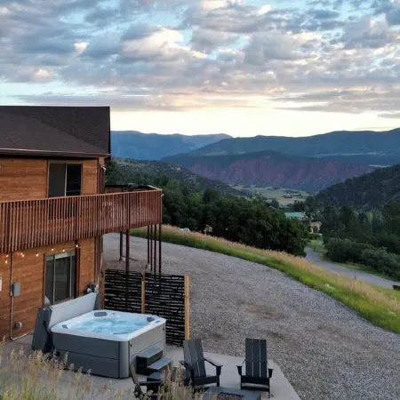 Gorgeous Retreat with Mountain Views, Open Living, Game Room, Hot Tub