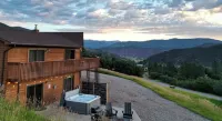 Gorgeous Retreat with Mountain Views, Open Living, Bunk Room, Game Room, Hot Tub