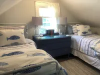 Pet Friendly Waterfront Farmhouse- Pvt Ofc, Views, Kayaks, Game Room &  Playset Hotel a Washington County