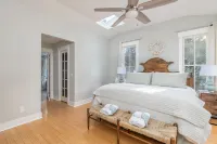 Old Town Bluffton Cottage + Free Golf Cart - Fenced Yard - Downtown - Sleeps 8 - Hot Tub
