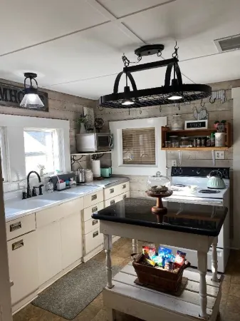 Cozy 1930's cottage WALKING distance to Old Town Tomball Отели в г. Томбал