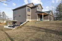 New 5-bedroom house at Apple Canyon Lake. 30 minutes from downtown Galena! 톰슨 타운쉽 호텔