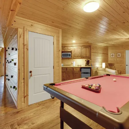 Charming 3-bedroom house, breathtaking views, Hot Tub, W/D Game Room
