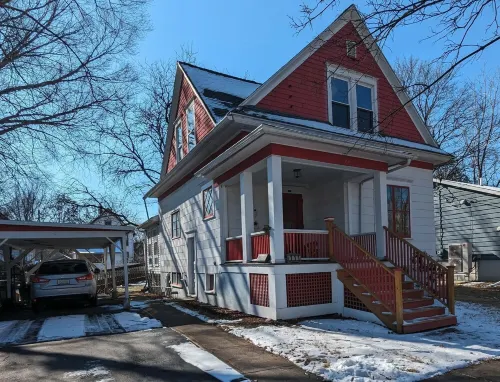 Paddock House Natural Area Gem! Covered parking. Fenced yard. Access Ramp. Peace