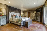 Private cabin on 10 acre lake, 4.5 miles from Boerne
