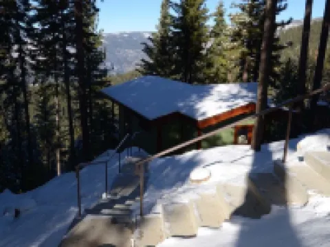 Custom Cottage, Fireplace, Views, A/C, Private Deck, Central to Yosemite Park