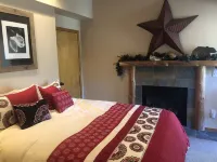 Sweet Private Leavenworth River Front Cabin with Fast WiFi & hot tub- Sleeps 6.