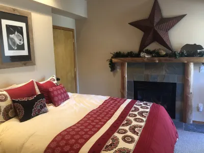 Sweet Private Leavenworth River Front Cabin with Fast WiFi & hot tub- Sleeps 6. Hotels near Chiwawa Sno-Park