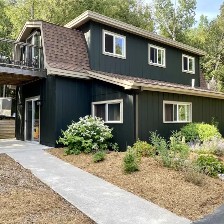 Beautiful Vacation Home On Lake Huron - WiFi, Beach Fire Pit, Bridge View