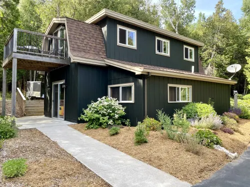 Beautiful Vacation Home On Lake Huron - WiFi, Beach Fire Pit, Bridge View