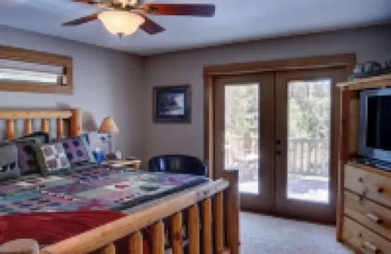 Premier Luxury Home with 7 Br/8 BA, Hot Tub, Game Room, Sharc Passes, A/C