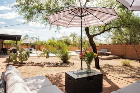 Charming brick 4-bedroom house with hot tub, private pool! Отели рядом с достопримечательностью «Old Pueblo Pediatrics»