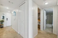 2BD/2BA Cocoa Beach Oceanfront, POOL & ALL Downtown! - مسبح خاص
