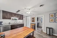 Lake Grove Cottage: 1 min walk to the Strip!