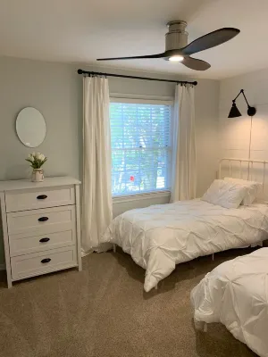 Lovely Renovated 2Br Haile Village Townhouse: King Bed,Stocked Kitchen,Wifi,Deck