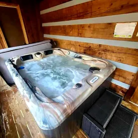 JOYFUL MEMORY ~ HOT TUB ~ ONLY 6 MILES FROM THE MAIN STRIP