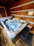 JOYFUL MEMORY ~ HOT TUB ~ ONLY 6 MILES FROM THE MAIN STRIP