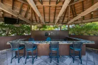 Poolside Haven! Spring break deals, book now!  6 bedroom/3.5 bath/Sleeps16
