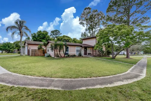 Waiting for You! Great 2 Story in Deltona, FL-Close to Beaches, Parks. Hotels in Deltona