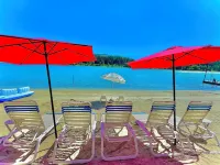 From Sunrise to Sunset - Peaceful Waterfront Escape 7 acres, 300+ ft. beachfront ポンダレイのホテル
