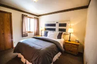 Unit #5 Cozy 2 Bed/2 Bath Condo on Golf Course with Hot Tub/ Sauna/ Pool
