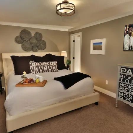 HEATED Swimming Pool, Hot Tub, Steps from Park, Dog Friendly